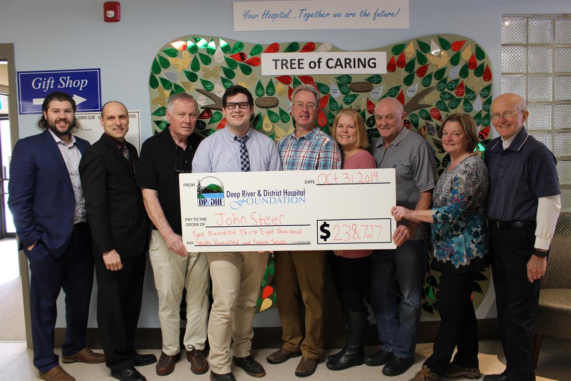 Pictured here are John and Lorna Steer, who are the second big winners of the Foundation’s Catch the Ace progressive lottery, accepting their prize winnings of $238,727.